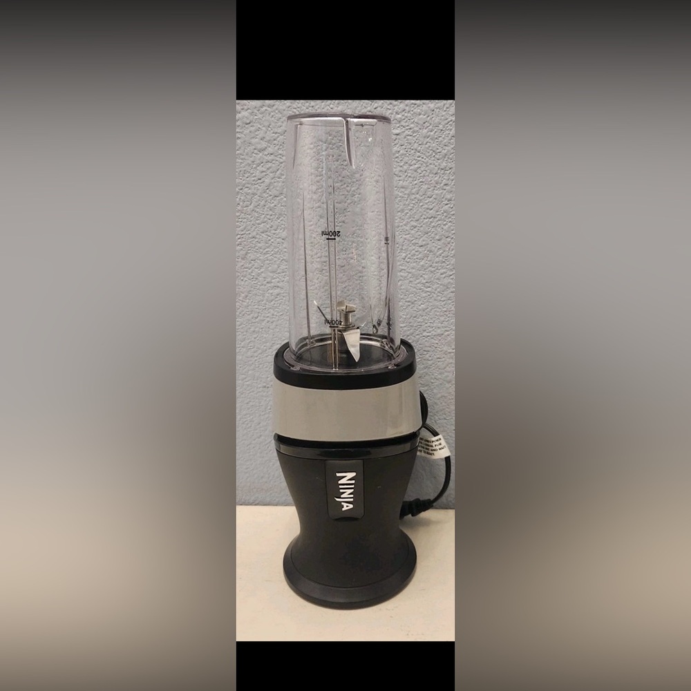 Ninja Fit Personal Blender 700-Watt Base - Black/Silver - Gently Used